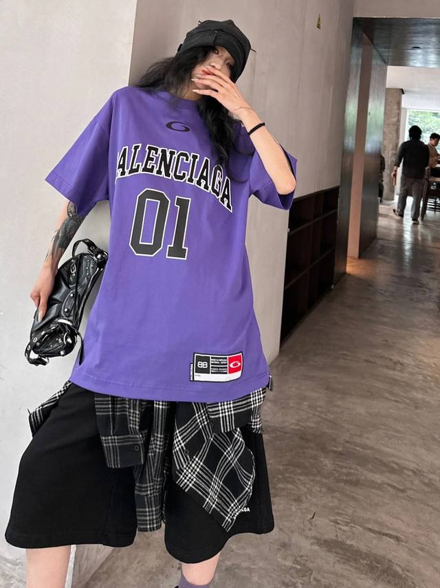 Balenciaga 巴黎世家 Ss25 前幅字母刺绣 印花圆领短袖T恤 高克重双纱纯棉面料 宽松版型 颜色: 兰色 黑色 白色 码数: Xs S M L 款号