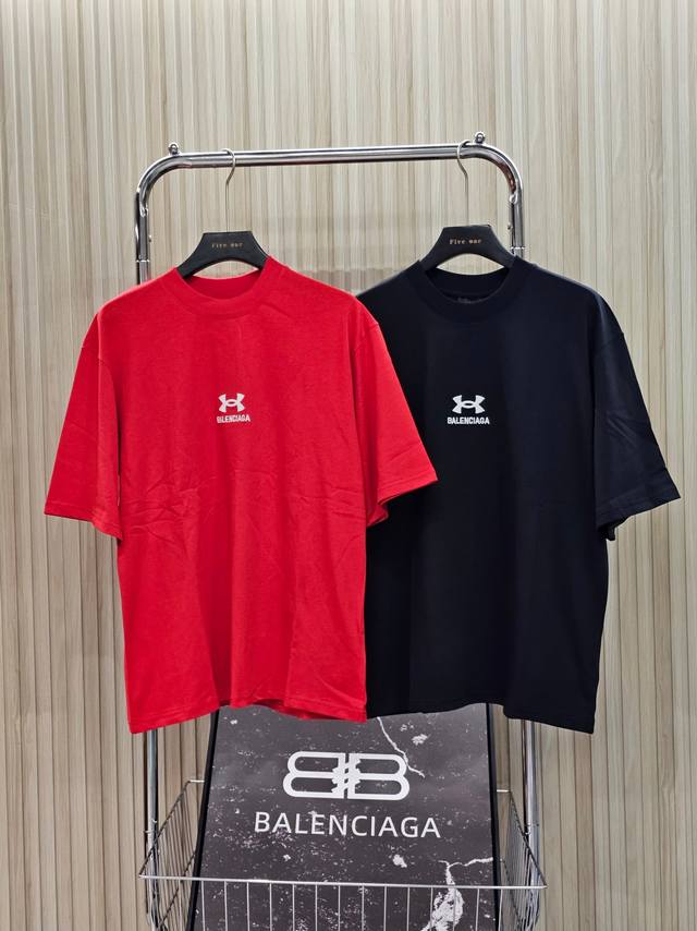Balenciaga 巴黎世家 X Under Armour Ss25 字母Logo刺绣圆领短袖T恤 宽松版型 男女同款 颜色: 黑色 红色 码数: Xs S
