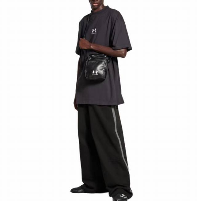 Balenciaga 巴黎世家 X Under Armour Ss25 字母Logo刺绣圆领短袖T恤 宽松版型 男女同款 颜色: 黑色 红色 码数: Xs S