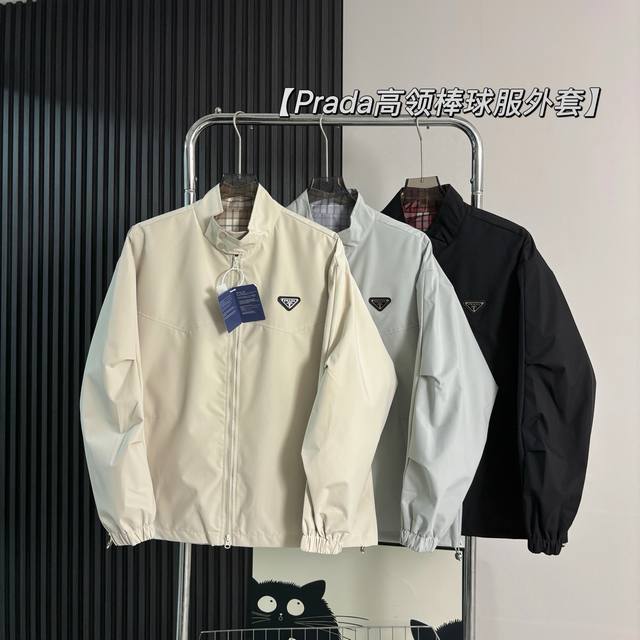 Prada普拉达复古高领日系棒球服外套面料采用高品质防泼水耐磨优质面料 整天二本针走线 机能工装日系风十足 透气不闷热 当季必备 版型超正 拒绝臃肿 质感拉链，
