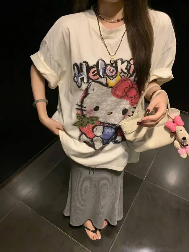 缪缪家新款联名Hellokitty限定系列短袖T恤 挖到宝啦～衣柜里最少不了的就是白色短袖 没有人能拒绝Kitty猫吧涂鸦暴击！！ Kitty腮红粉扑扑的 抱着