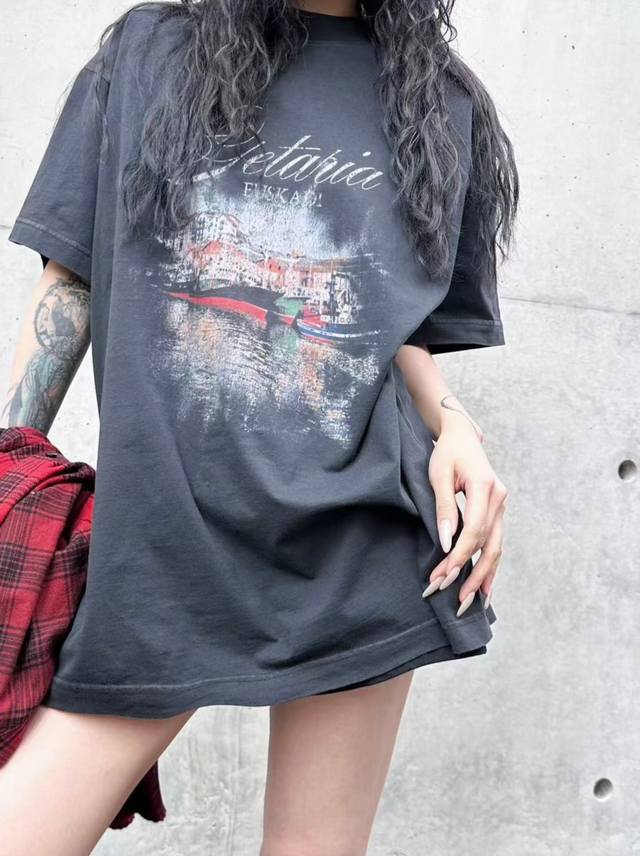 Balenciaga巴黎世家 Logo字母印花圆领短袖T恤 280G双纱纯棉面料 宽松版型 颜色:黑色 码数: Xs S M L 款号: D021#