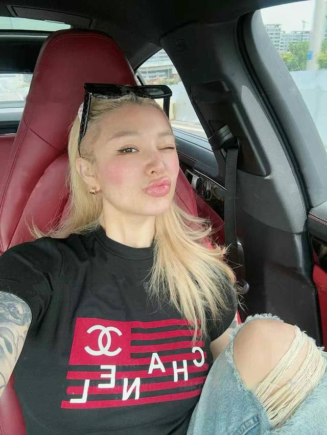 Chanel香奈儿.新款撞色硅胶字母Logo短款T恤 超显身材的正肩T随便穿都好看的Tee 胸前采用立体硅胶植绒图案 不是普通印花哦 精梳纯棉260G面料 上身