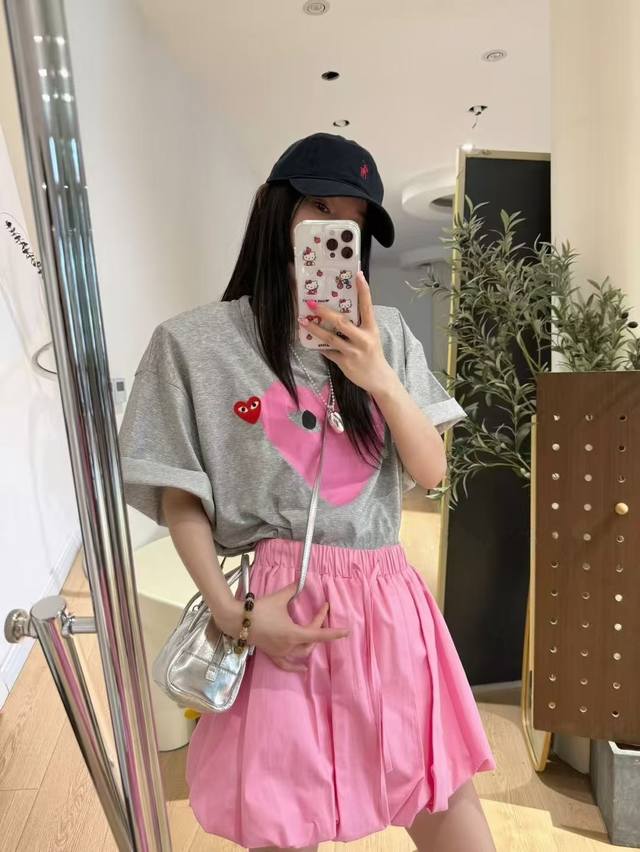 Play川久保玲Cdg粉色爱心涂鸦高级灰短袖 灰粉Cp锁死～这件T恤把甜酷拿捏住啦！！ 粉色涂鸦刺绣Logo 和低饱和灰色太配了 真的很哇塞的川久灰T 满满的高