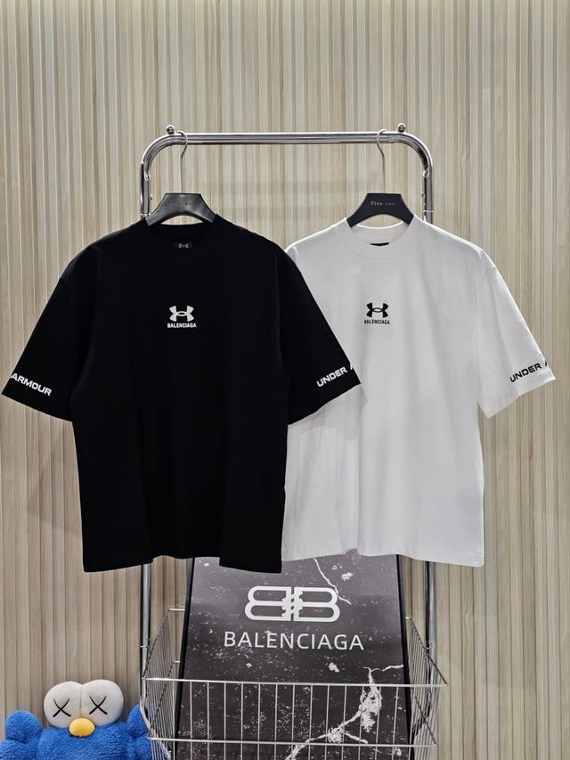 Balenciaga巴黎世家 微标印花圆领短袖T恤 280克双纱纯棉面料 宽松版型 颜色 :黑色 白色 码数: Xs S M L 款号: D017#