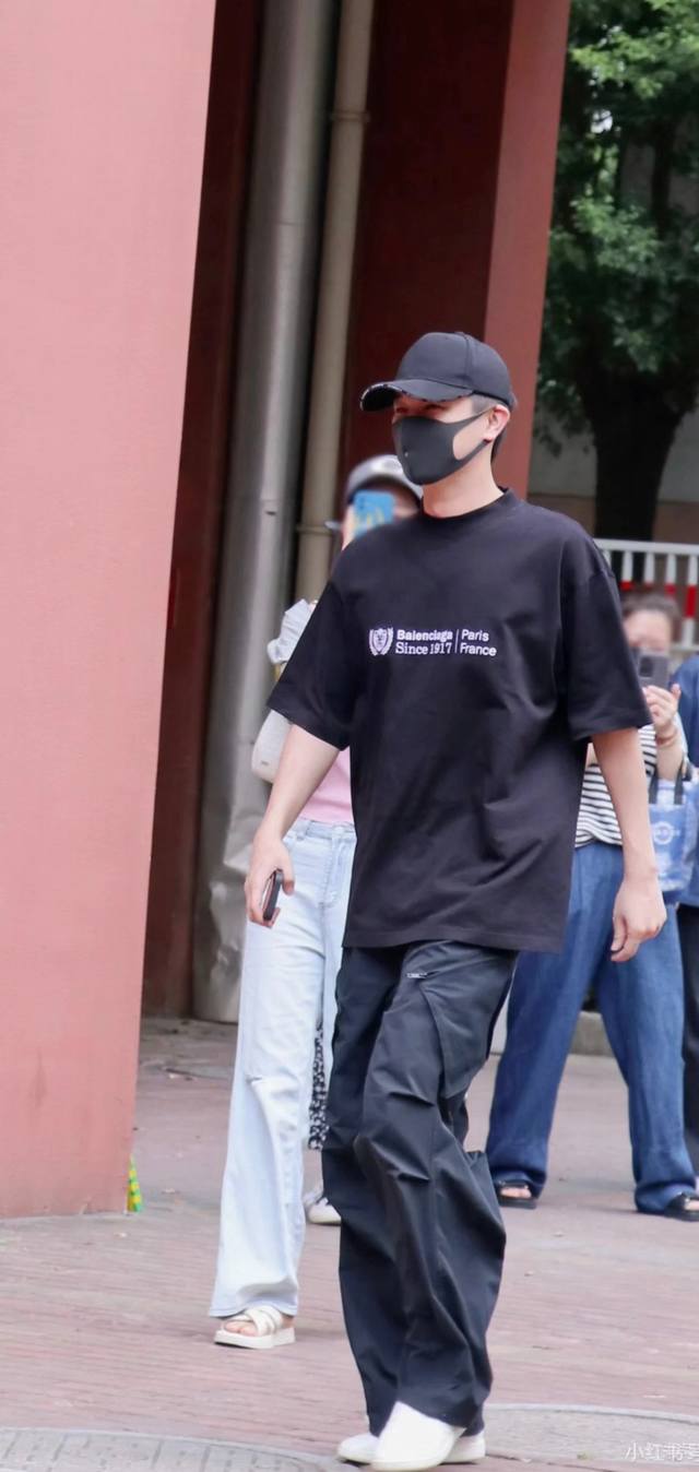 Balenciaga 巴黎世家 Logo字母刺绣圆领短袖T恤 宽松版型 颜色: 黑色 白色 码数: Xs S M L 款号: D016#