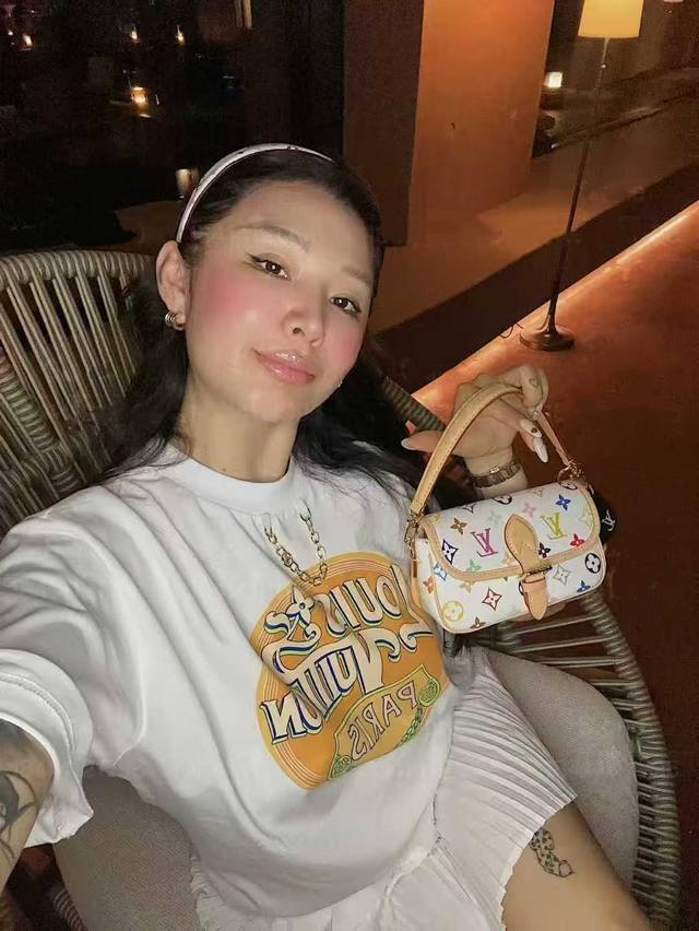 Louis Vuitton驴家新款锁链西海岸短袖T 气质款惹人爱心动爆灯！！ 自带高级属性 挑剔的宝贝们都可以放心入 纯棉260G双纱面料 版型宽松不挑人 这件