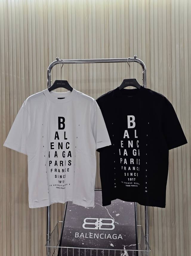 Balenciaga 巴黎世家 新款字母视力表印花 采用磨破 撕裂工艺 男女同款 颜色: 黑色 白色 码数: Xs S M L 款号: D011#
