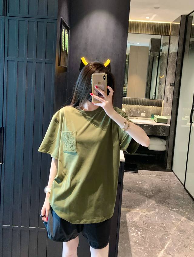 Loewe罗意威新款牛油果色口袋刺绣短袖T恤 清新又显白的牛油果绿我先穿了！！ 元气满满的牛油果绿 超级显白哇 胸前重工刺绣口袋精致女孩必备 纯棉260G双纱面