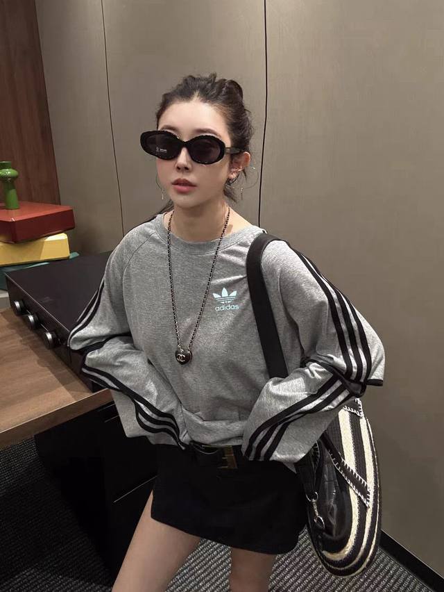 一套 Adidas三叶草新款硅胶图案镂空长袖短裤套装 不可错过的高级灰舒适感拉满！ 简单出门不费力穿搭～Chao显身材 重工硅胶图案三杠织带 立体又好看 防晒完