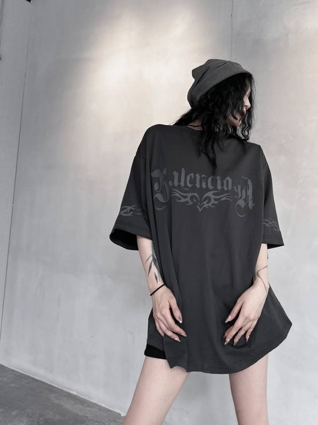 Balenciaga巴黎世家 24Ss新款 爱心字母印花短袖 采用撕裂效果 自然磨破工艺 280G双纱纯棉面料 宽松版型 颜色: 黑色 码数: Xs S M L