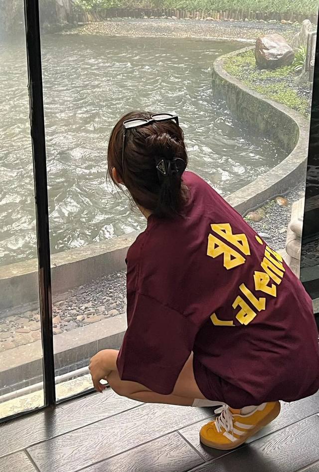 Balenciaga巴黎世家新款胶带元素酒红短袖T恤 慵懒感拉满的酒红调整个人显白到发光～ 并不是普通的红色是超气质的暗红呀！ 前后胶带涂鸦字母元素 时髦高级感