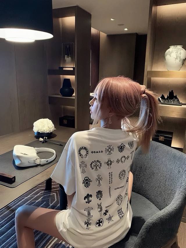 Chrome Hearts克罗心后背全身涂鸦Logo图案短袖 挖到宝啦～衣柜里最少不了的就是白色短袖 三十种克罗心涂鸦Logo元素谁穿都好看 简约又慵懒高级一整
