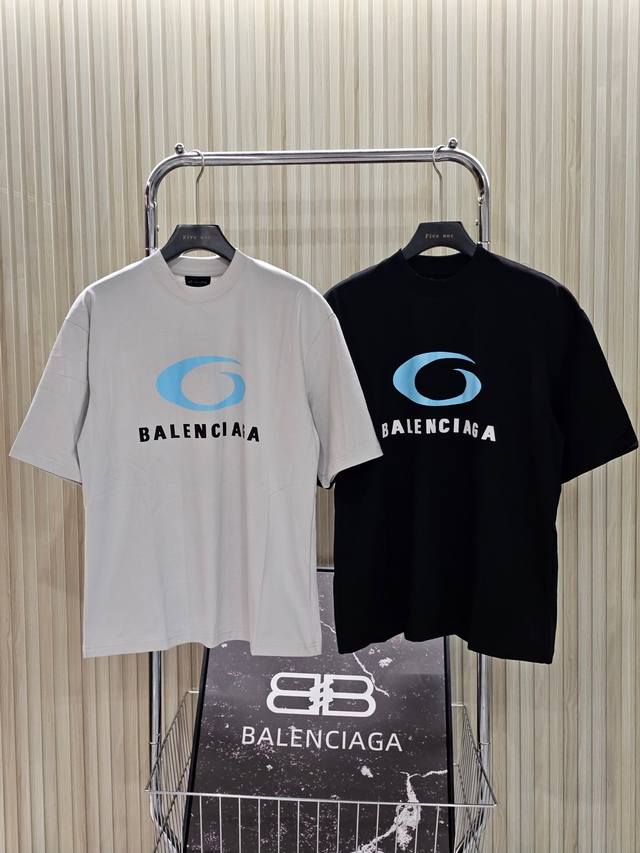 Balenciaga 巴黎世家 24Ss 字母Logo图案印花圆领短袖T恤 宽松版型 颜色: 黑色 白色 码数: Xs S M L 款号:D006#