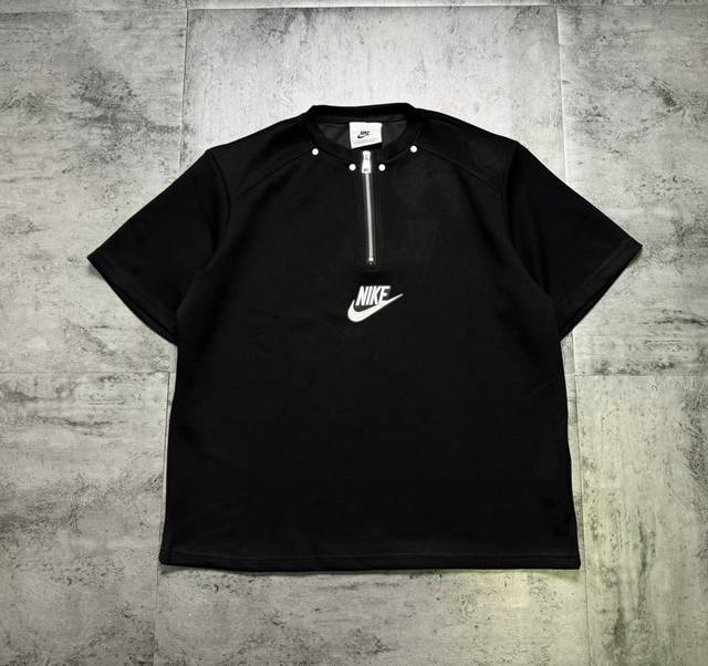 Nike刺绣拼接铆钉情侣短袖T恤 面料采用空气棉材质 手感舒适 细腻 透气 不起球不褪色 有微弹力哦 印花采用刺绣技术 品质超赞 细腻 不褪色 不开裂 万针刺绣