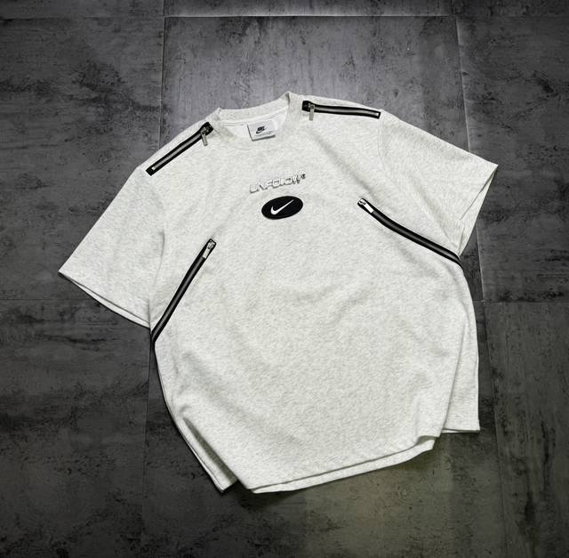 Nike刺绣拼接拉链情侣短袖T恤 面料采用空气棉材质 手感舒适 细腻 透气 不起球不褪色 有微弹力哦 印花采用刺绣技术 品质超赞 细腻 不褪色 不开裂 万针刺绣