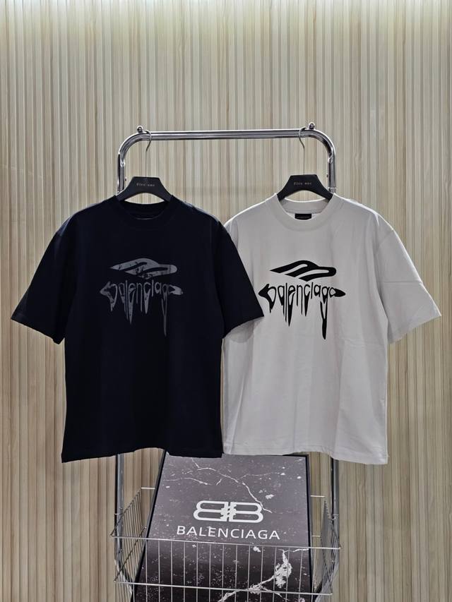 Balenciaga 巴黎世家25Ss 早春新款M字母印花 磨破工艺 圆领短袖T恤 宽松版型 颜色: 碳黑色 石灰白 码数: Xs S M L 款号: D008