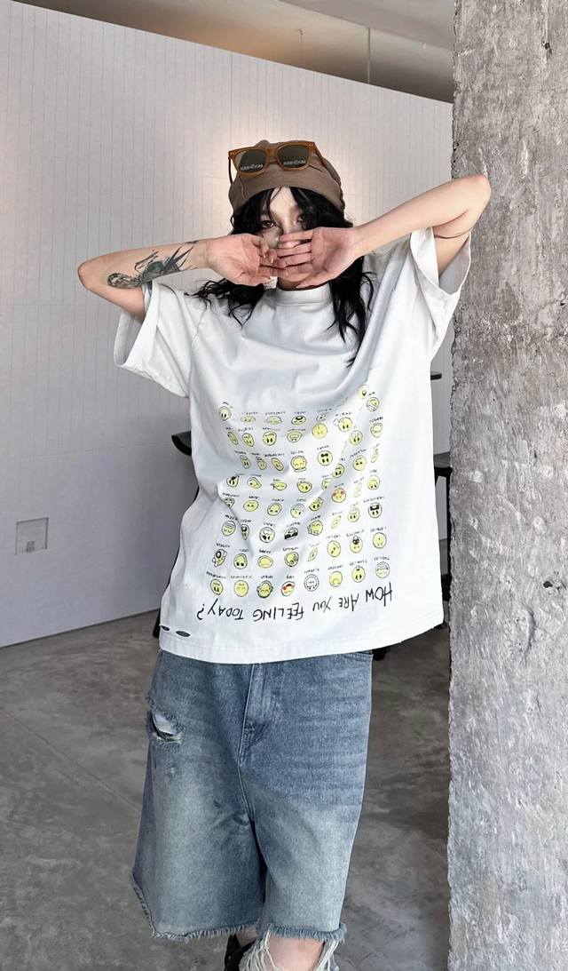 Balenciaga 巴黎世家24Ss 新款圆领短袖T恤 图案印花 磨破工艺宽松版型 颜色: 黑色 白色 码数: Xs S M L 款号: D005#