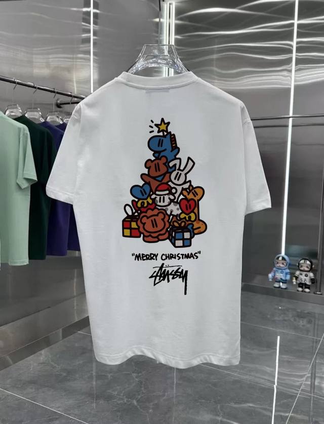 斯图西礼物圣诞树系列 专柜款复古情侣 印花短袖T落肩袖 重磅280G精梳棉材质 透气舒适 进口外贸级专柜印花，随意搓洗不褪色不变形。 情侣款 男女同款哦