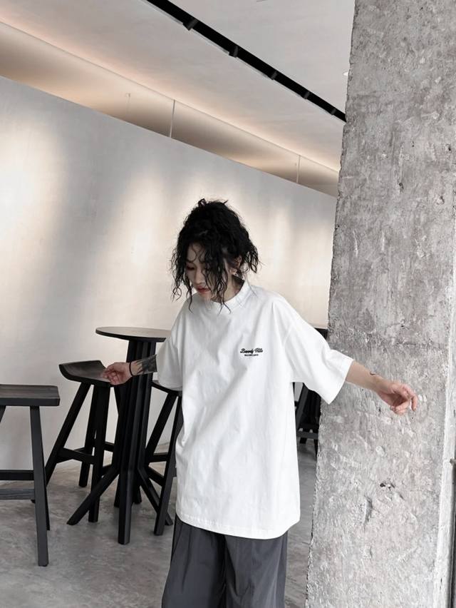 Balenciaga巴黎世家 24春夏新款T恤 胸前极简刺绣 280克双纱纯棉面料 宽松版型 颜色: 黑色 白色 码数: Xs S M L 款号: D004#