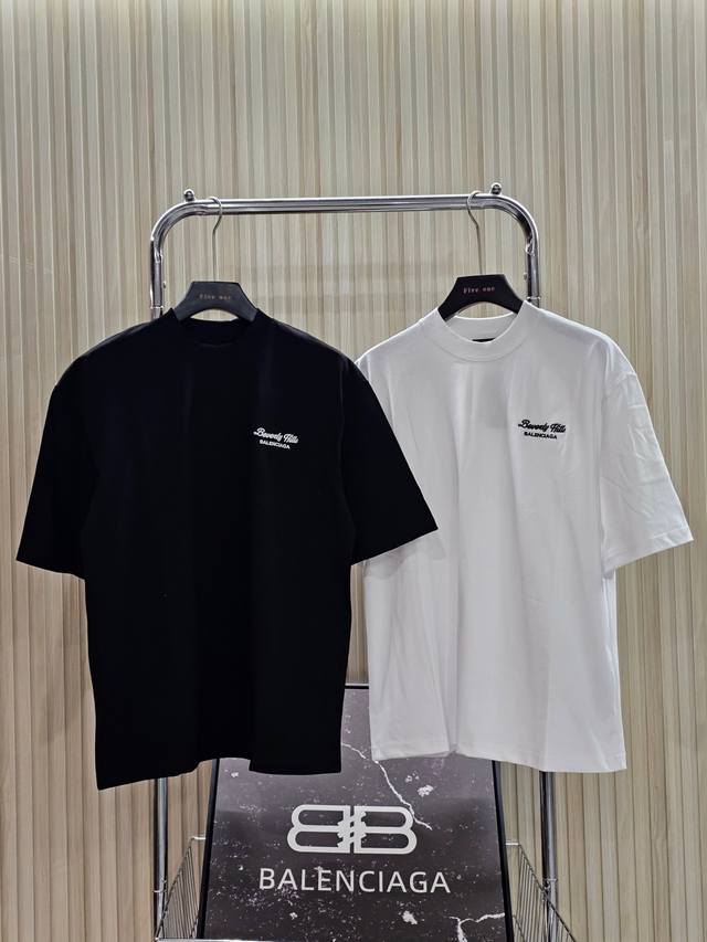 Balenciaga巴黎世家 24春夏新款T恤 胸前极简刺绣 280克双纱纯棉面料 宽松版型 颜色: 黑色 白色 码数: Xs S M L 款号: D004#