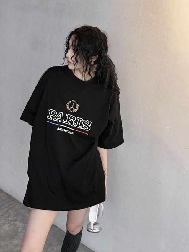 Balenciaga 巴黎世家 24Ss 新款 字母图案绣花圆领短袖T恤，280克双纱纯棉面料 宽松版型 颜色: 黑色 码数: Xs S M L 款号:D003