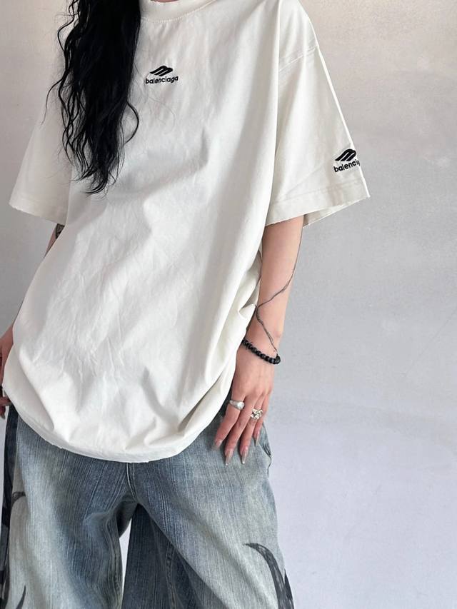 Balenciaga 巴黎世家 Fw24 Skiwear系列 Logo刺绣圆领短袖T恤 宽松版型 男女同款 颜色 :黑色 白色 码数: Xs S M L 款号: