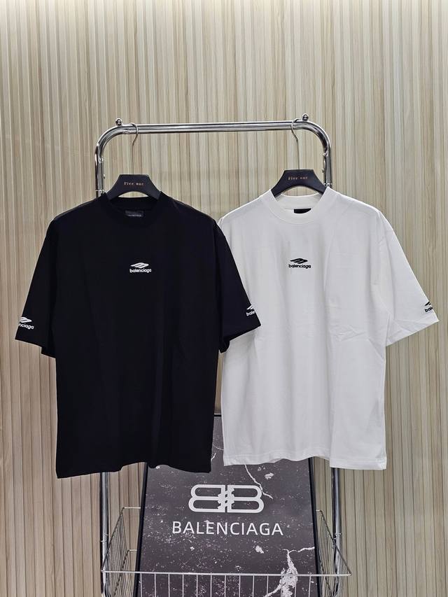 Balenciaga 巴黎世家 Fw24 Skiwear系列 Logo刺绣圆领短袖T恤 宽松版型 男女同款 颜色 :黑色 白色 码数: Xs S M L 款号:
