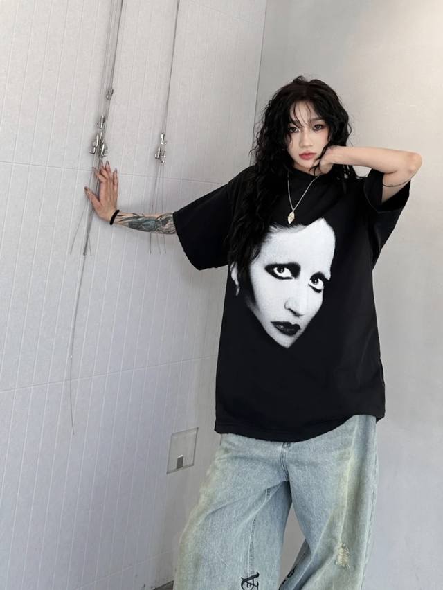 Balenciaga巴黎世家 Mins联名系列 人像印花短袖T恤 男女同款 颜色: 黑色 码数: Xs S M L 款号: D001