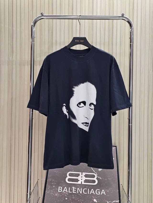 Balenciaga巴黎世家 Mins联名系列 人像印花短袖T恤 男女同款 颜色: 黑色 码数: Xs S M L 款号: D001