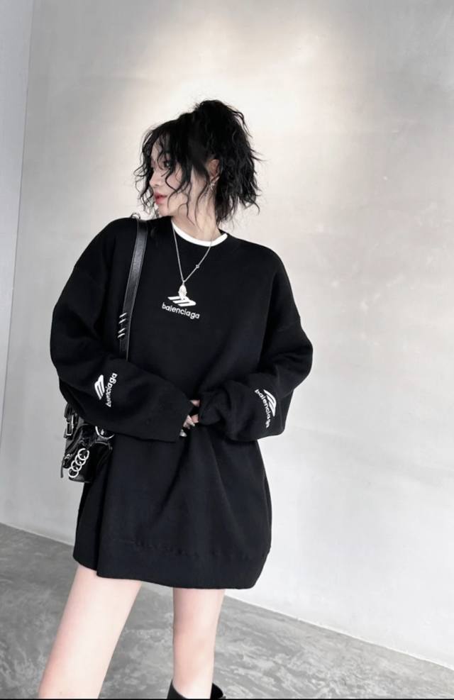 Balenciaga 巴黎世家 Fw24 Skiwear系列 Logo绣花圆领套头长袖毛衣 宽松版型 男女同款 颜色: 黑色 白色 码数: S M L 款号: