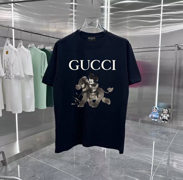 Gucci 米老鼠系列 专柜款复古情侣 印花短袖T落肩袖 重磅280G精梳棉材质 透气舒适 进口外贸级专柜印花，随意搓洗不褪色不变形。 情侣款 男女同款哦