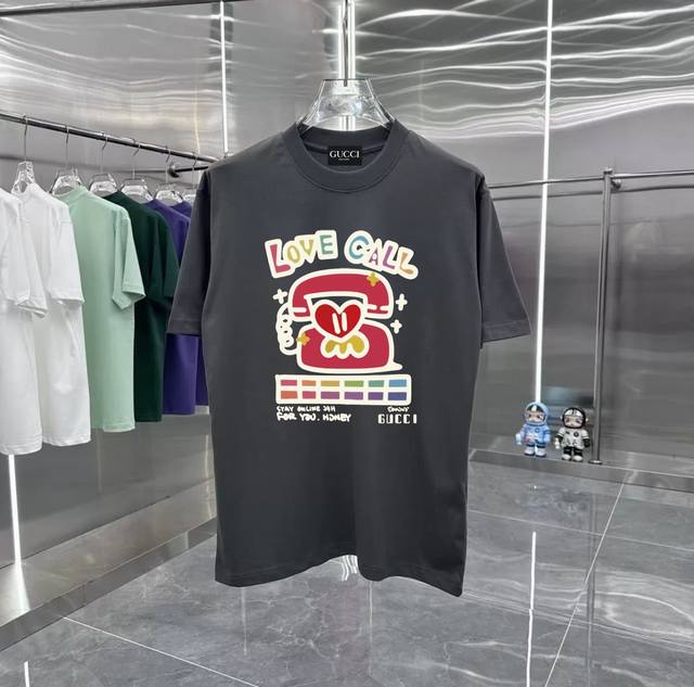 Gucci电话系列 专柜款复古情侣 印花短袖T落肩袖 重磅280G精梳棉材质 透气舒适 进口外贸级专柜印花，随意搓洗不褪色不变形。 情侣款 男女同款哦