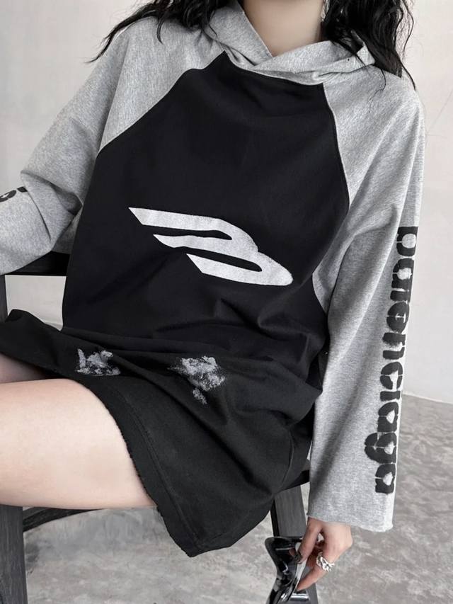 Balenciaga 巴黎世家 Fw24 字母印花连帽七分长袖T恤 宽松版型 男女同款 颜色:黑灰色 码数: Xs S M L 款号:2468