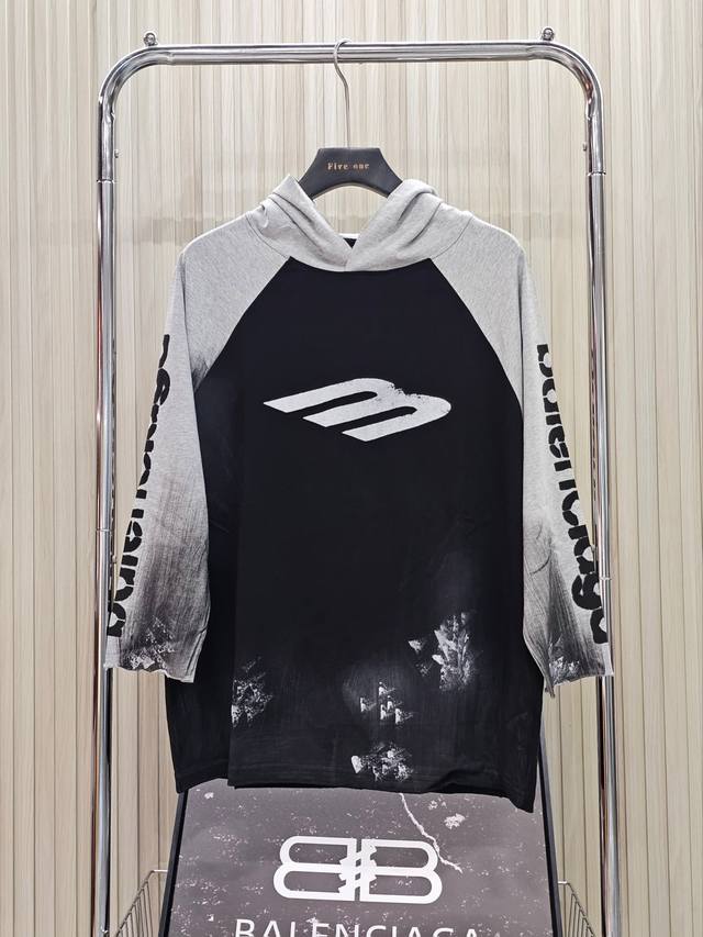 Balenciaga 巴黎世家 Fw24 字母印花连帽七分长袖T恤 宽松版型 男女同款 颜色:黑灰色 码数: Xs S M L 款号:2468