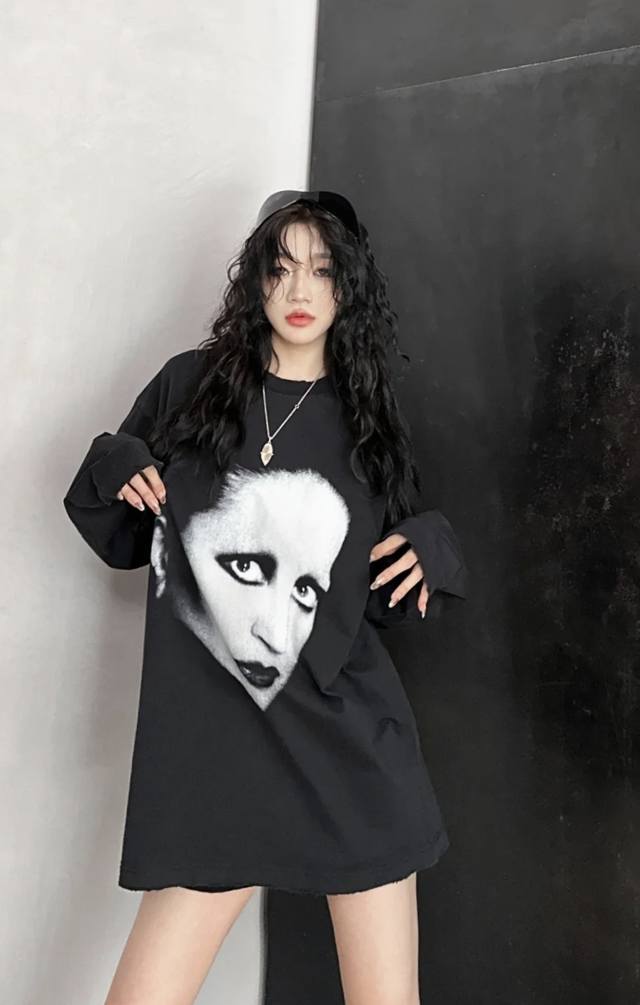 Balenciaga巴黎世家 Mins联名系列 人像印花长袖T恤 男女同款 颜色: 黑色 码数: Xs S M L 款号: 2482#
