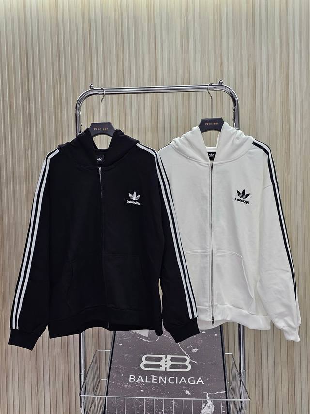 Balenciaga巴黎世家 Adidas 联名款 侧边条纹印花拉链连帽卫衣 宽松版型 颜色: 黑色 白色 码数: Xs S M L 款号:2479#