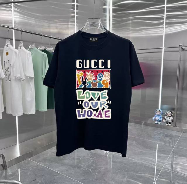 Gucci 系列 专柜款复古情侣 印花短袖T落肩袖 重磅280G精梳棉材质 透气舒适 进口外贸级专柜印花，随意搓洗不褪色不变形。 情侣款 男女同款哦