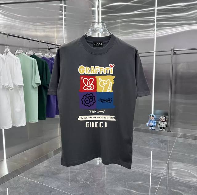 Gucci系列 专柜款复古情侣 印花短袖T落肩袖 重磅280G精梳棉材质 透气舒适 进口外贸级专柜印花，随意搓洗不褪色不变形。 情侣款 男女同款哦