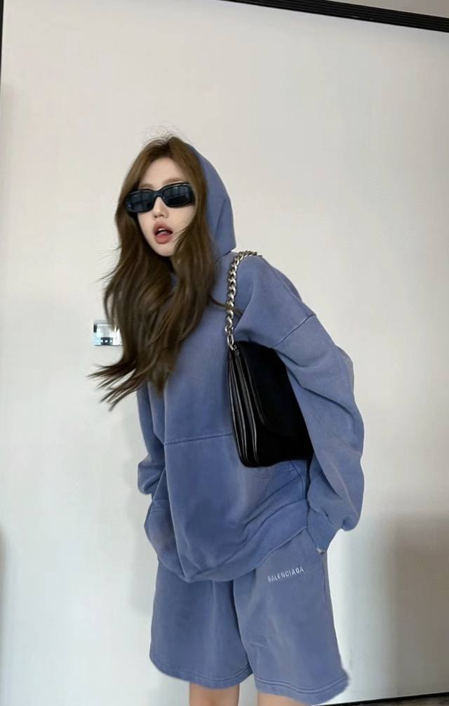 Balenciaga 巴黎世家Fw23 水洗Logo字母刺绣连帽卫衣宽松版型 男女同款。 颜色: 紫 兰 码数: Xs S M L 款号:2363#
