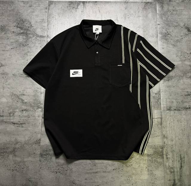 Nike肌理感条纹拼接印花 情侣Polo短袖T恤 面料采用精梳棉材质 手感舒适 细腻 透气 不起球不褪色 有微弹力哦 印花采用刺绣技术 品质超赞 细腻 不褪色