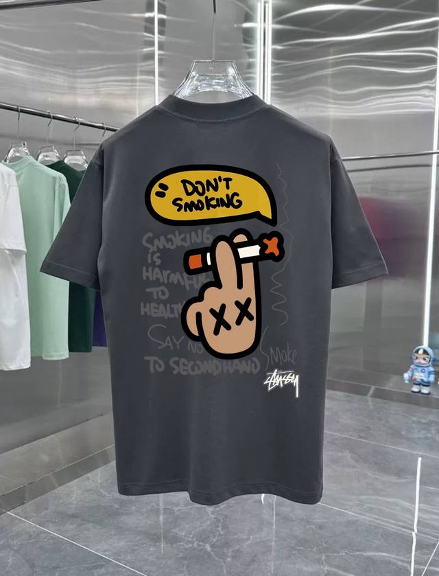 斯图西 Don't Smoking系列 专柜款复古情侣 印花短袖T落肩袖 重磅280G精梳棉材质 透气舒适 进口外贸级专柜印花，随意搓洗不褪色不变形。 情侣款