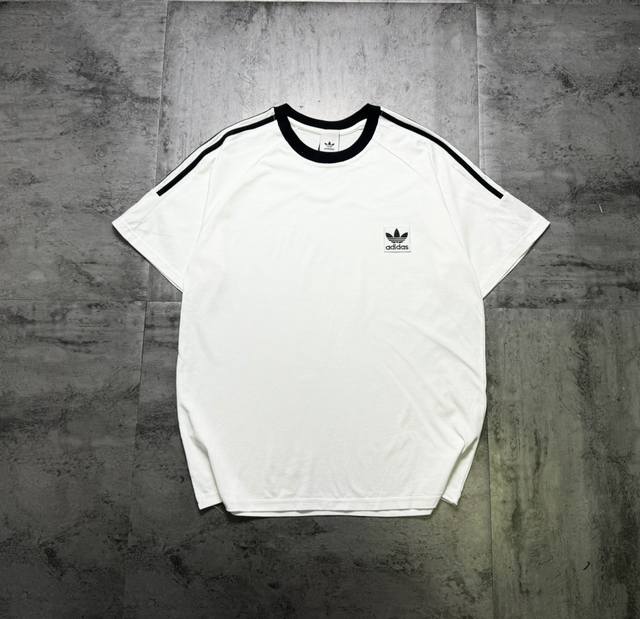 三叶草拉条刺绣情侣短袖T恤 面料采用精梳棉材质 手感舒适 细腻 透气 不起球不褪色 印花采用刺绣技术 品质超赞 细腻 不褪色 不开裂 万针刺绣Logo 激光切割