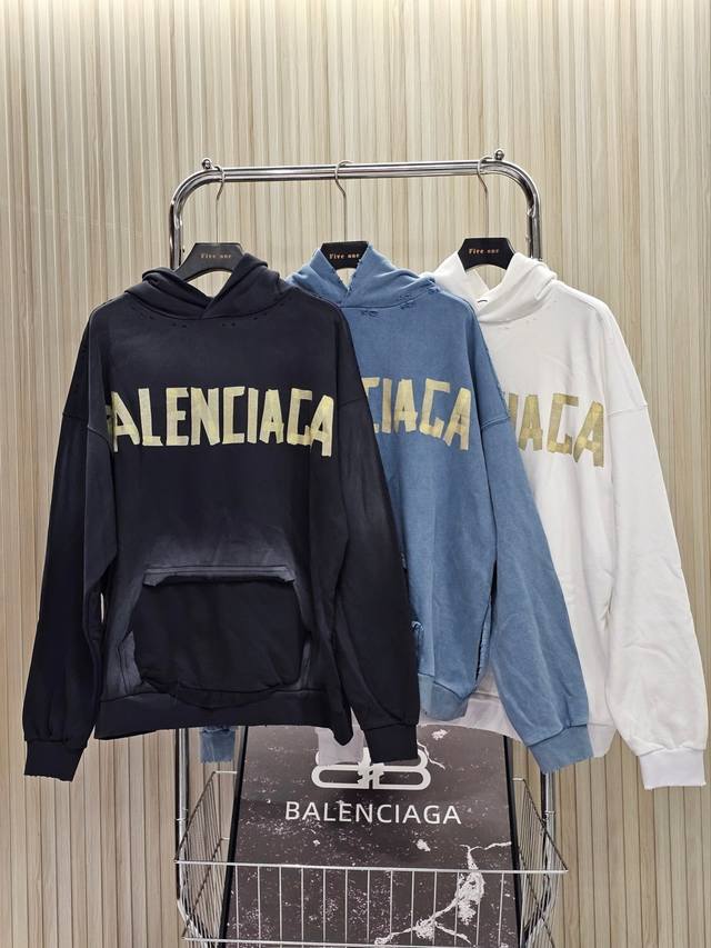 Balenciaga 巴黎世家 秋冬新款 标语Logo美纹黄胶带卫衣，前后字母颜色不一样，帽子领口各处磨破处理 宽松版型 男女同款 颜色:铁灰 白色 兰色 码数
