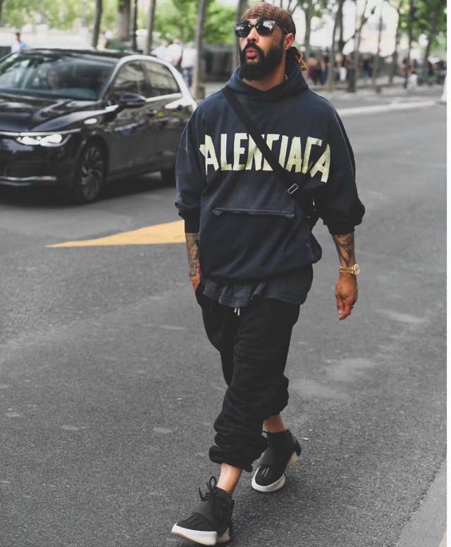 Balenciaga 巴黎世家 秋冬新款 标语Logo美纹黄胶带卫衣，前后字母颜色不一样，帽子领口各处磨破处理 宽松版型 男女同款 颜色:铁灰 白色 兰色 码数