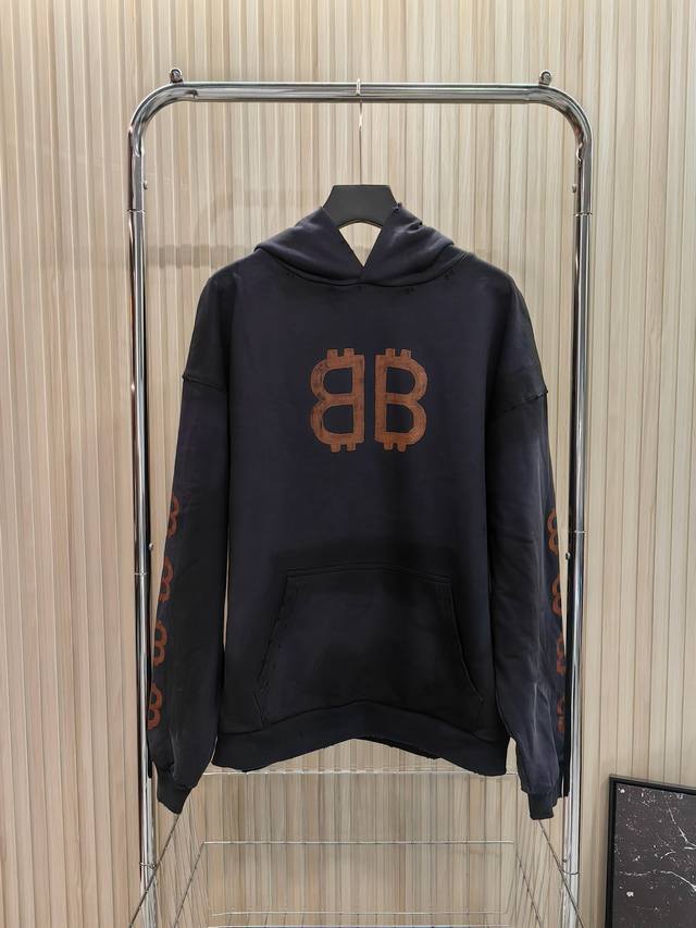 巴黎世家 Fw23字母印花 连帽卫衣双B泥染做旧，帽子 领口磨破效果，男女同款。 码数:Xs S M L 颜色:深灰 款号:2351
