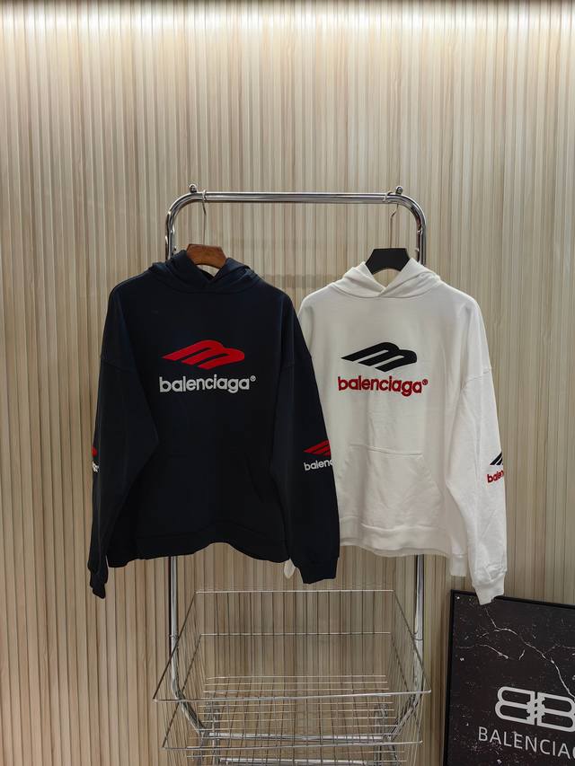 巴黎世家 Fw23秋冬 M字Logo刺绣帽衫卫衣洗水做旧效果，男女同款。 码数:Xs S M L 颜色:白 款号:2353#