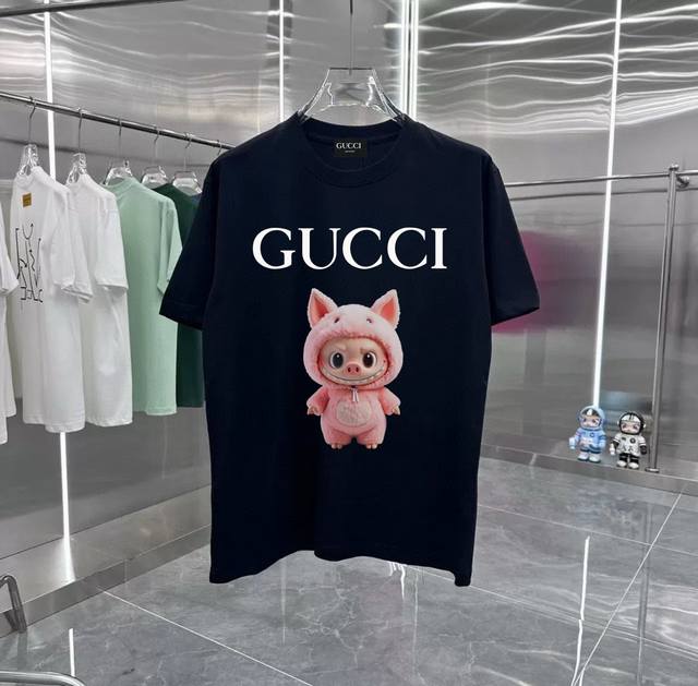 Gucci联名泡泡玛特拉布布之十二生肖限定猪系列 专柜款复古情侣 印花短袖T落肩袖 重磅280G精梳棉材质 透气舒适 进口外贸级专柜印花，随意搓洗不褪色不变形。