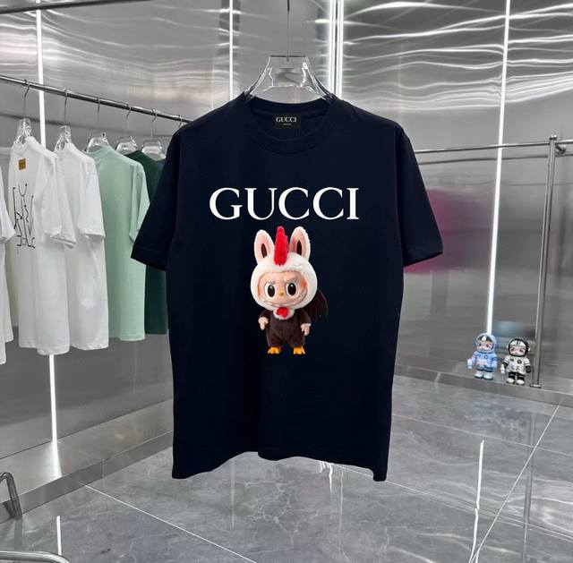 Gucci联名泡泡玛特拉布布之十二生肖限定鸡系列 专柜款复古情侣 印花短袖T落肩袖 重磅280G精梳棉材质 透气舒适 进口外贸级专柜印花，随意搓洗不褪色不变形。