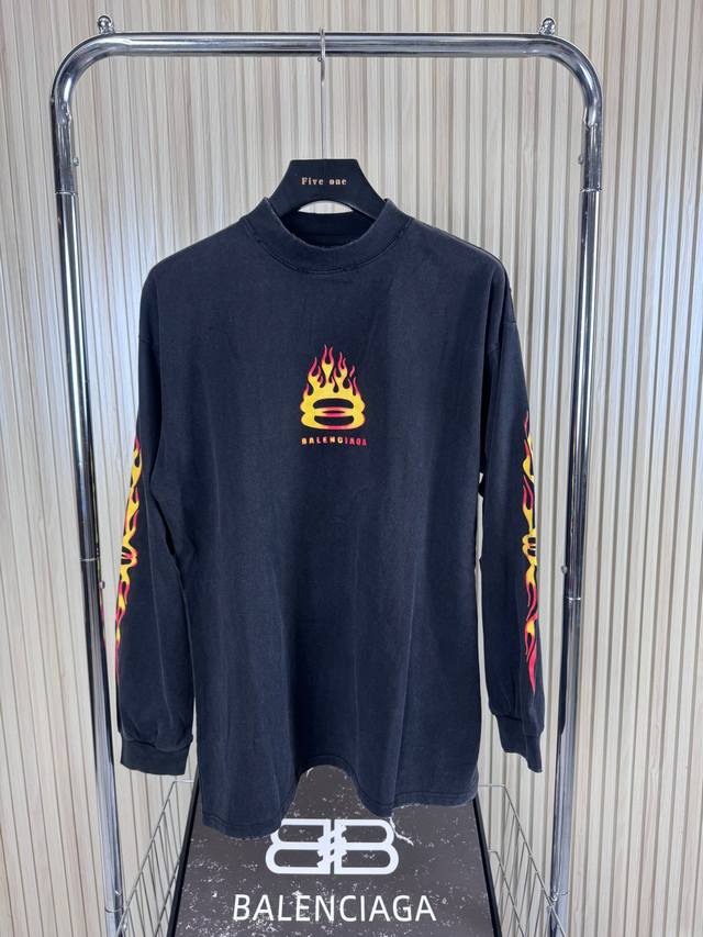Balenciaga 巴黎世家 圆领长袖火焰印花T恤 宽松版型 男女同款 颜色 :黑色 码数: Xs S M L 款号: 2476#